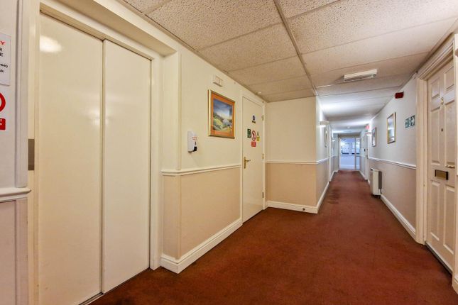 Flat 42, Montague Court, Hamlet Court Road, Westcliff-On-Sea photo 2