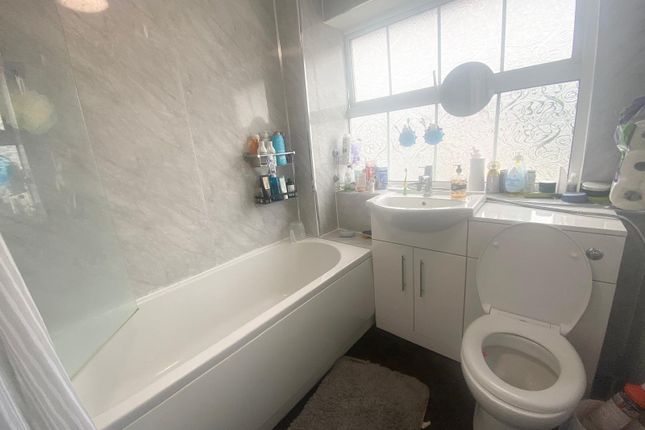38, Cedar Close, Leeds photo 5