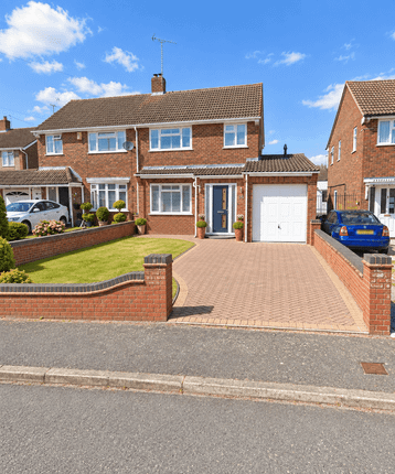 Studio semi-detached on 14 Sawtry Close, Luton, £2,050/mo