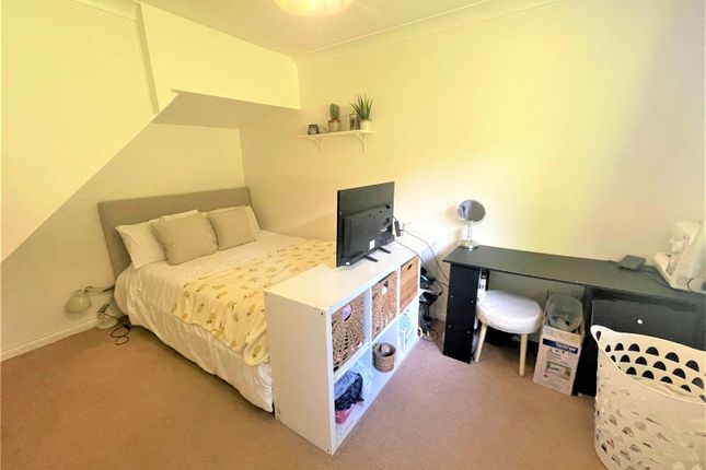 4, Ivybank, Godalming photo 4