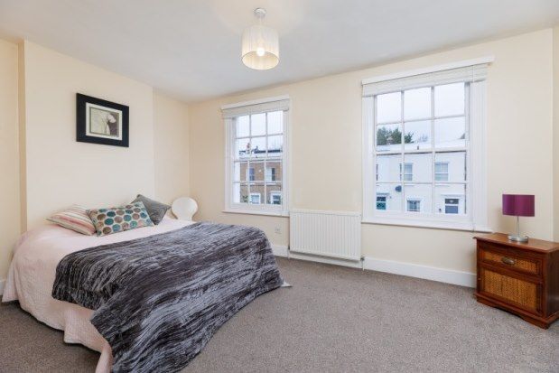Terraced house to rent in Hartfield Crescent, London