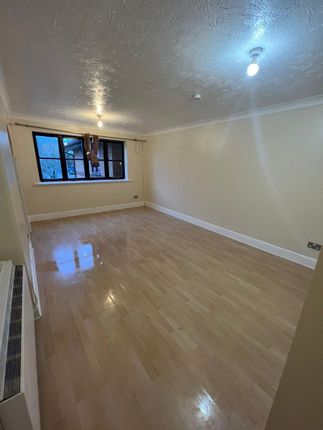 Thumbnail Flat to rent in Frobisher Road, Erith