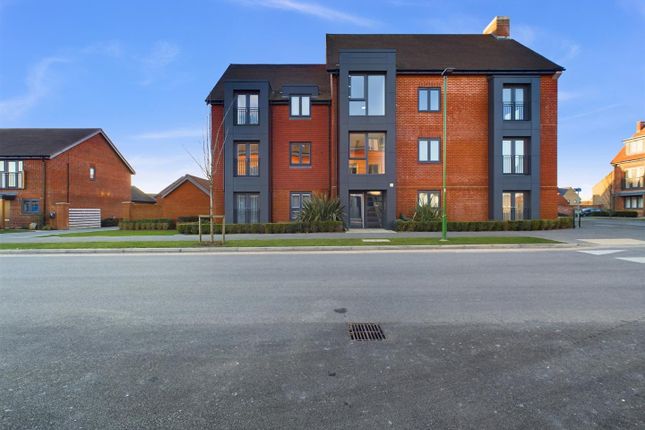 Thumbnail Flat for sale in Bensons Hill Road, Pease Pottage, Crawley