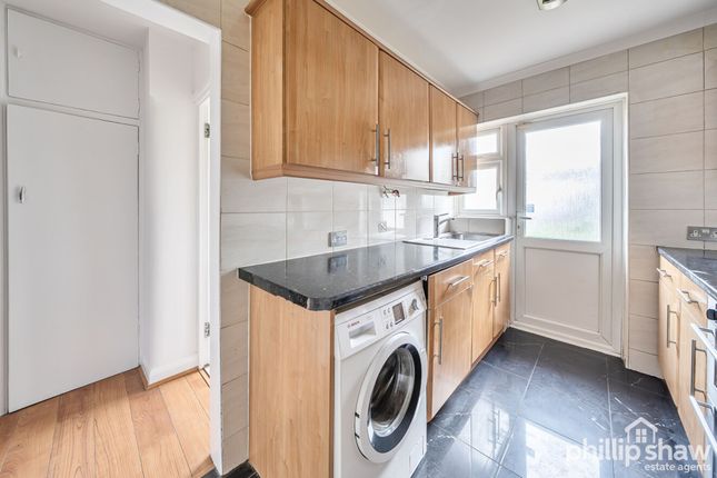 39 Queens Court Kenton Lane, Harrow photo 4
