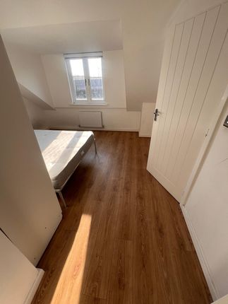 25 , Library Crescent, Rainham photo 5