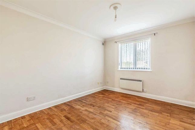 Flat 1, Conway Court, Pinstone Way, Gerrards Cross photo 4