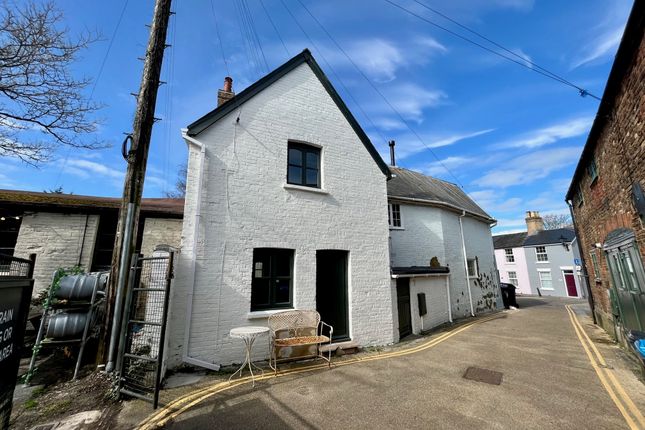 2-bed house on 17, Christchurch, £1,250/mo