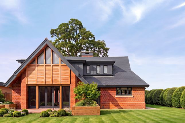 32, Higgs Lane, Bagshot photo 3