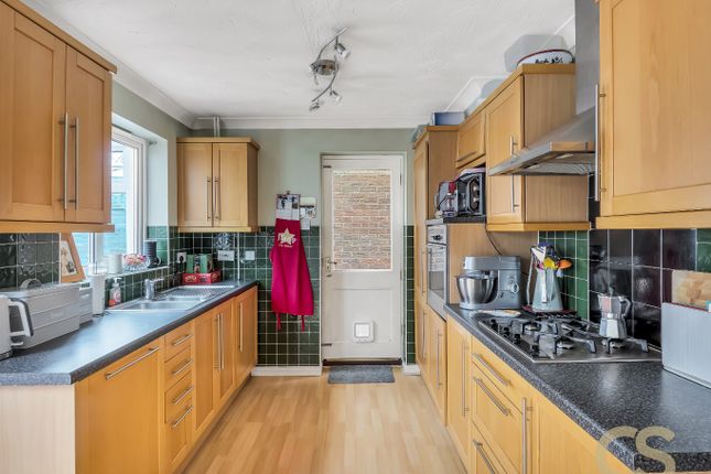 21 Dahlia Close, Cheshunt, Hertfordshire photo 3