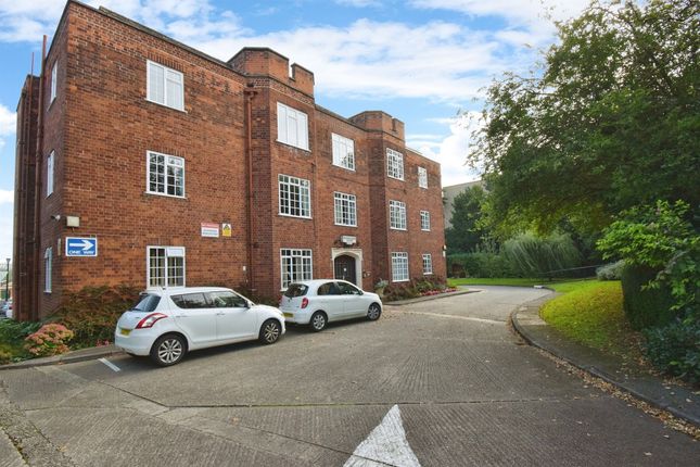 Flat for sale in Stoneygate Court, Leicester