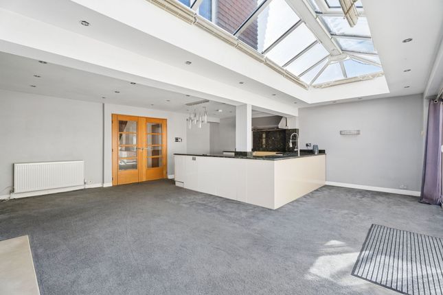 90 St. Georges Drive, Watford photo 2