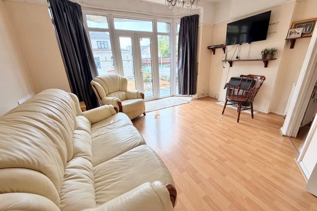 34, Adelaide Gardens, Chadwell Heath photo 2