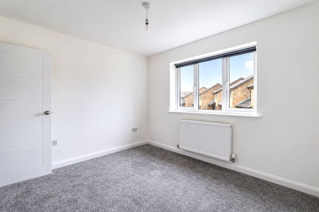 9A,, Woodger Close, Guildford photo 3