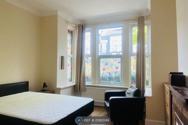 Flat to rent in Umfreville Road, London