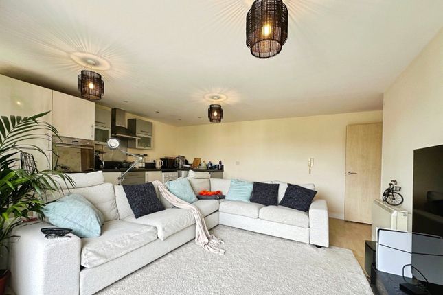 83, Winterthur Way, Hampshire photo 3