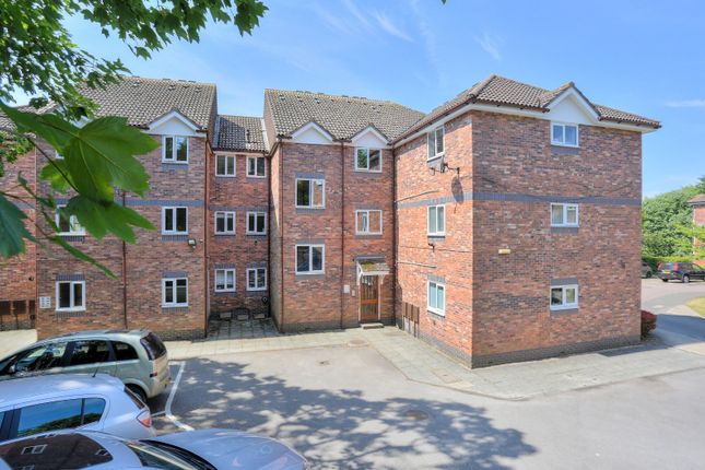 2 bed flat for sale in Millers Rise, St. Albans, Hertfordshire AL1
