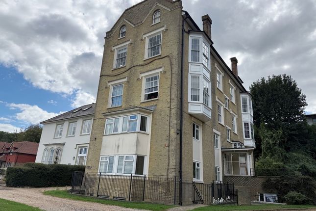 2-bed flat on Flat 1, Stanhope Lodge, Stanhope Drive, Cowes, £135,000
