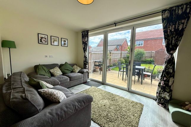 9, Pearl Gardens, Swadlincote photo 4