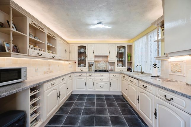 16, Haslemere Gardens, Hayling Island photo 5