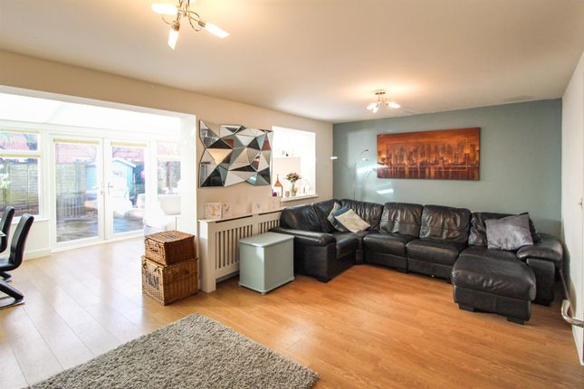 Deer Way, Horsham photo 4