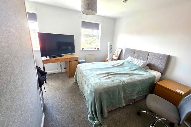 Room 4, 18 Shepherd Drive, Colchester photo 2