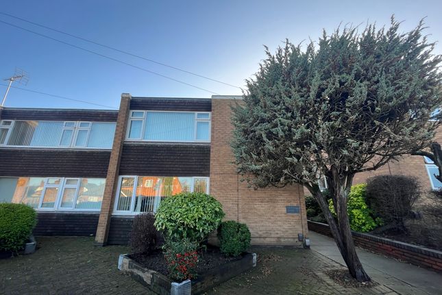Flat 3, Farnham Court, Bond Lane photo 2