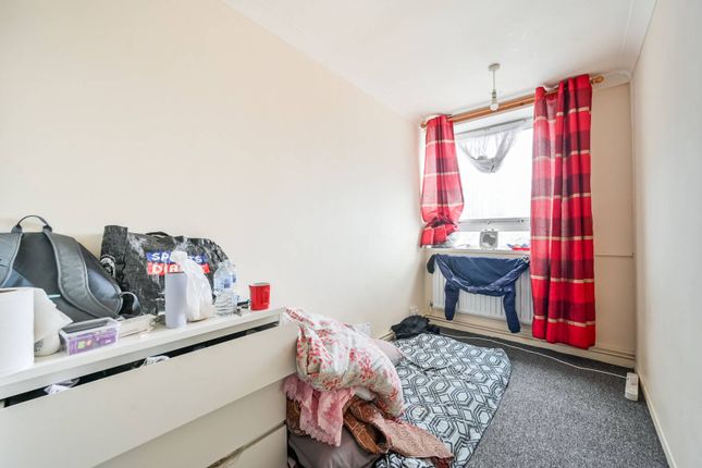 Flat for sale in Knighthead Point, Canary Wharf, London