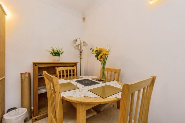 Flat 12, Maple Road, Sale photo 4