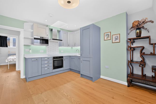 Third Floor Flat, 58, Warwick Gardens, London photo 4
