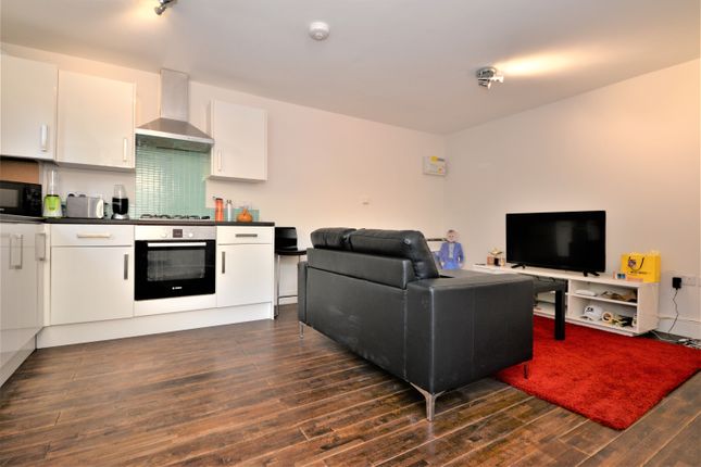 Flat to rent in Clarence Road, London