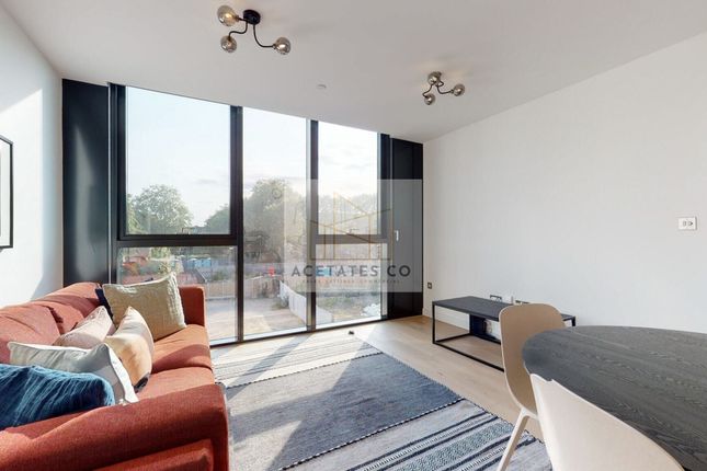 Flat to rent in Highgate Hill, Archway, London