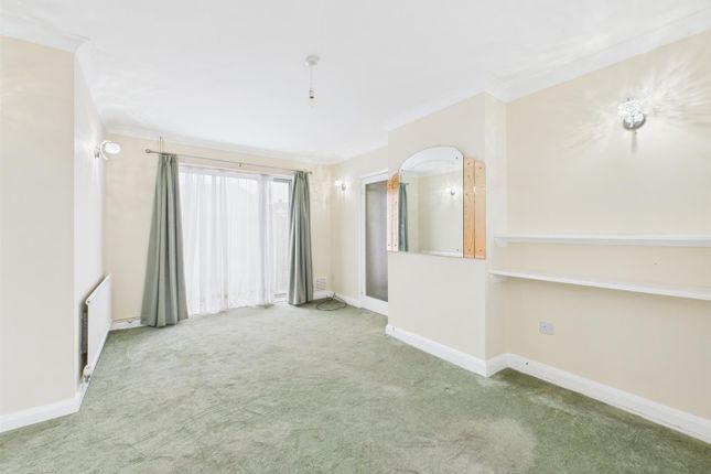 24a, Willow Gardens, Ruislip photo 2