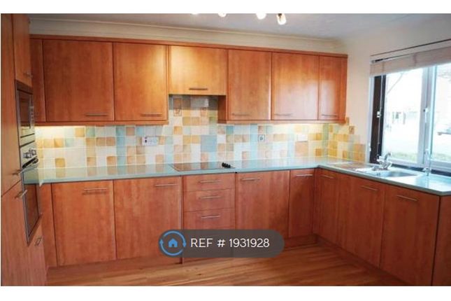 Flat, Cobham Gate Freelands Road, Cobham photo 5