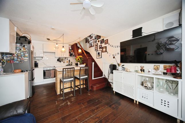 34, Howard Close, Luton photo 4