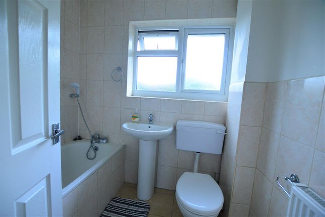 4, Tomlin Road, Slough photo 3