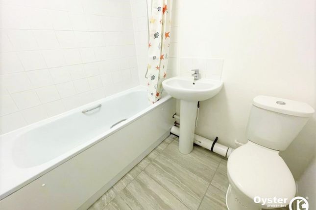 Flat to rent in Streamside Close, London