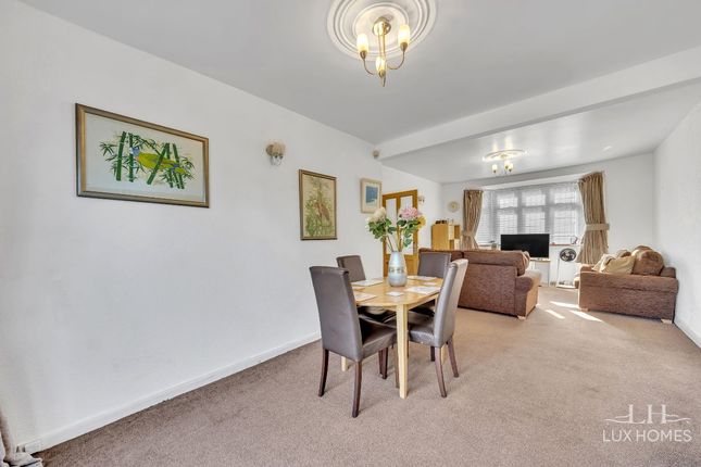 31 Strathmore Gardens, Hornchurch photo 4