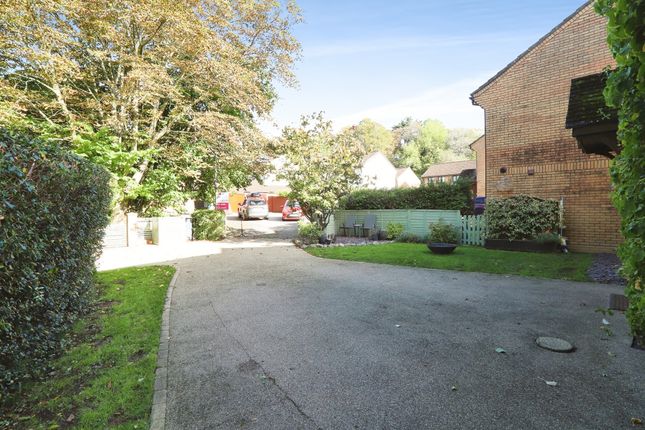 Harford Close, CARDIFF photo 2