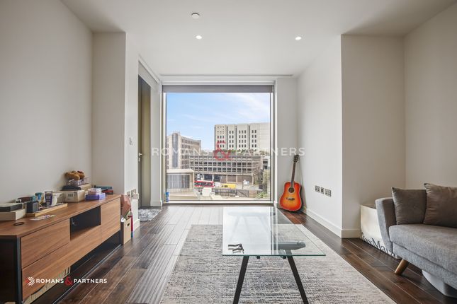 1-bed flat on Royal Mint Street, London, £2,800/mo