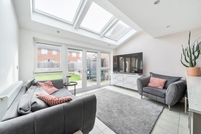 15, Teasel Crescent, Dunstable photo 2