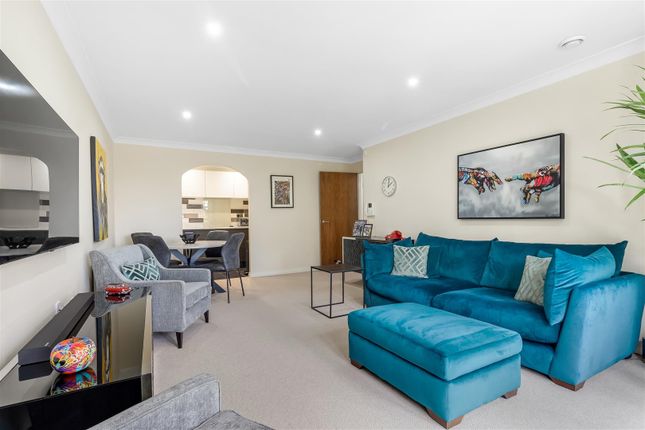 Flat for sale in Thornton Road, Potters Bar