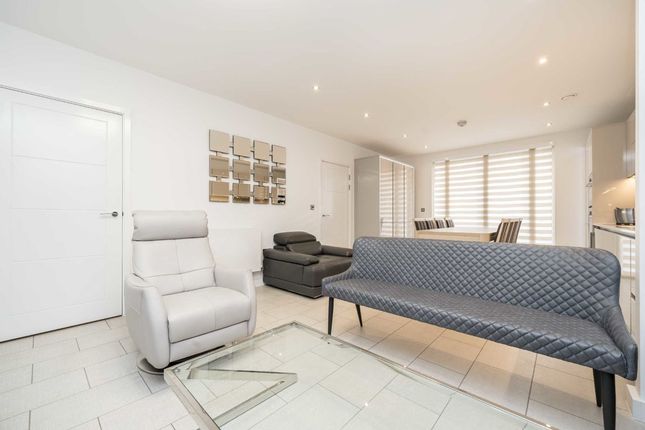 Flat to rent in Keirin Road, London