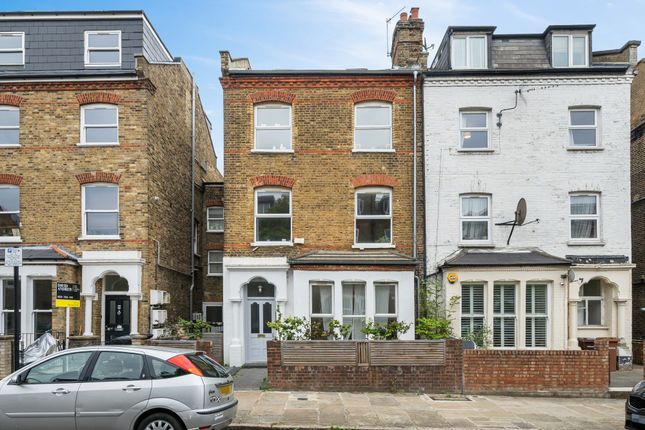 Flat to rent in Alexandra Grove, London