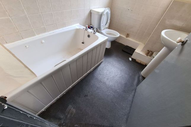 A Bright And Clean Bathroom Suite Featuring A Spac...