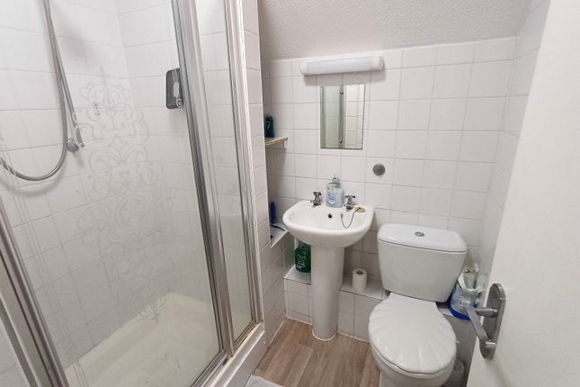 Flat 6, 30, Station Road West, Kent photo 4