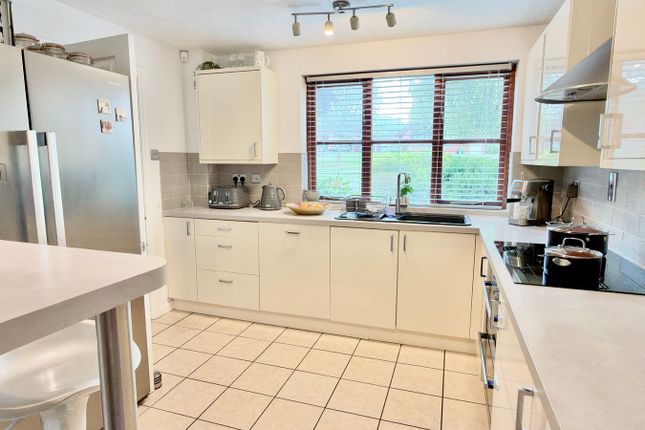 Courtney Close, Tewkesbury photo 3