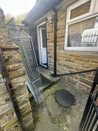 Flat to rent in Whetley Lane, Bradford, West Yorkshire