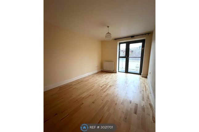 Flat    Lee High Road, London photo 3