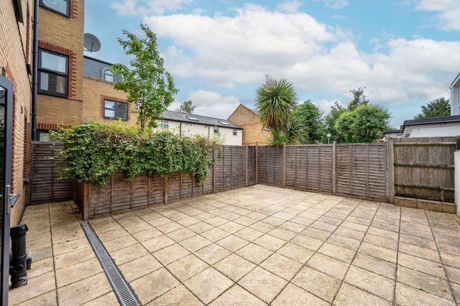 2 bed flat to rent in Wilton Crescent, Wimbledon, London SW19