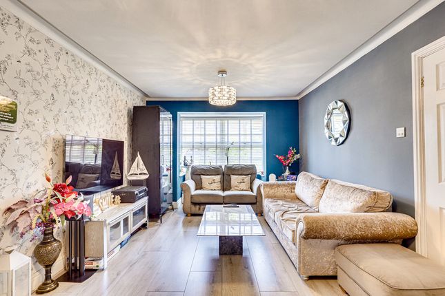 26, Lancaster Drive Basildon, Basildon photo 4